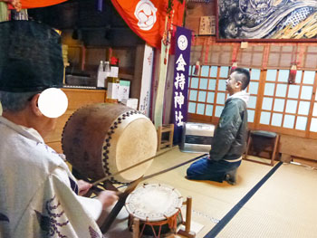 宮司さんの太鼓でご祈祷に始まりです