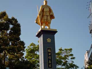 駅前にある織田信長の金色の銅像