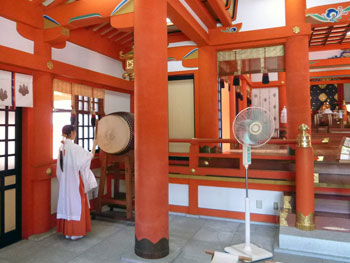 本殿の中で巫女さんの太鼓で祈祷の開始