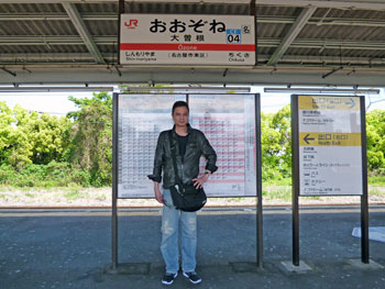 大曽根駅のホームで記念撮影