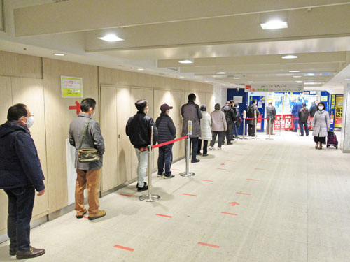 多くのお客さんで行列が発生中の横浜ダイヤモンドチャンスセンター