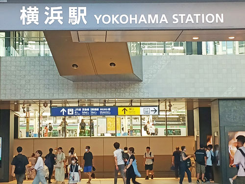 横浜駅西口駅前の看板