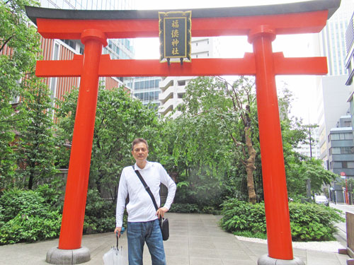 福徳神社の鳥居で参拝記念撮影