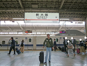 新幹線の新大阪駅ホームで記念撮影