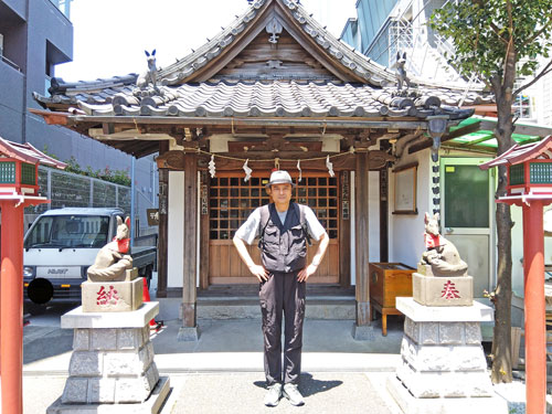 宝禄稲荷神社の社の前で参拝記念撮影