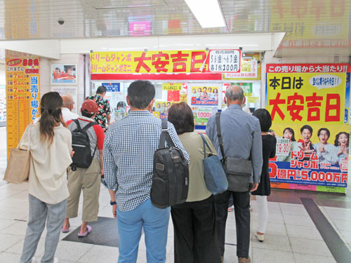 多くのお客さんで行列が発生中の名鉄観光名駅地下支店