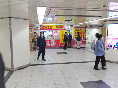 地下街の奥に名鉄観光名駅地下支店が見えて来ました
