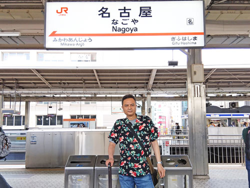 新幹線名古屋駅の看板の前で記念撮影
