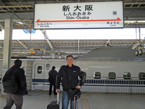 新幹線新大阪駅ホームで記念撮影