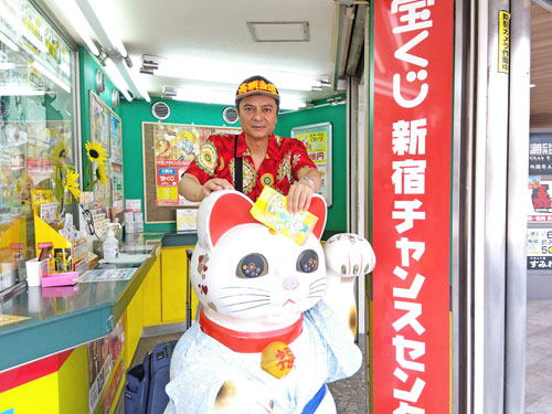 新宿チャンスセンター名物のジャンボ招き猫のしんちゃん