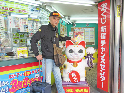 新宿チャンスセンター名物の白い大きな招き猫に宝くじ高額当選のお願い