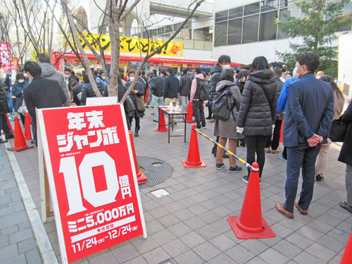 大阪駅前第四ビル特設売場の入り口には長い行列が発生中