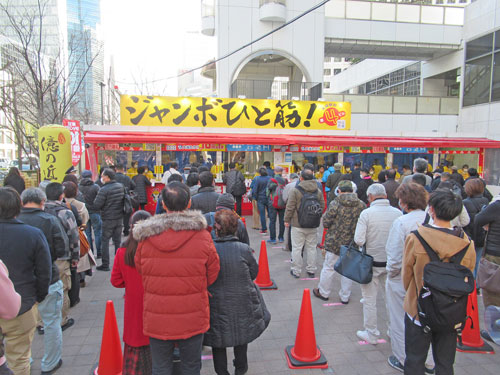 多くのお客さんで大混雑している大阪駅前第四ビル特設売場