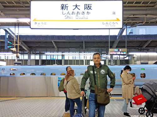 新大阪駅新幹線ホームで記念撮影