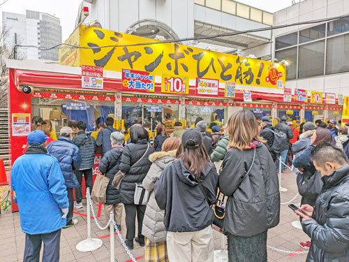 物凄い長い大行列が発生中の大阪駅前第四ビル特設売場