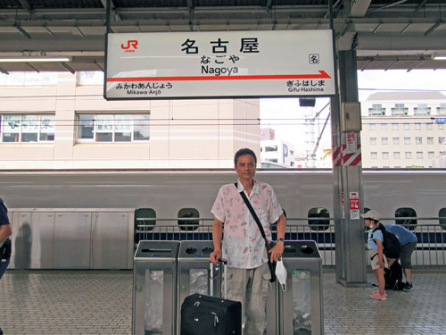 名古屋駅新幹線ホームで記念撮影