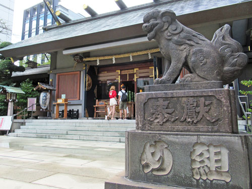 境内の狛犬の台座にめ組と彫られた石