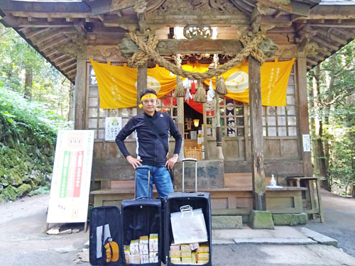 金持神社の社殿の前でハロウィンジャンボ宝くじと一緒に記念撮影