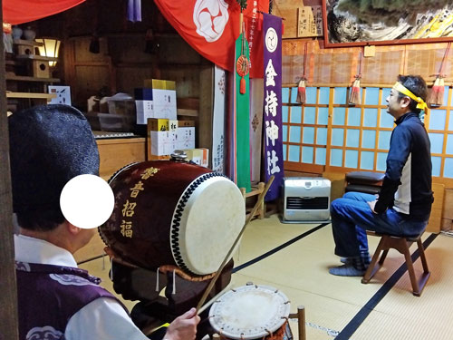 宮司さんの太鼓でハロウィンジャンボ宝くじ高額当選のご祈祷の開始