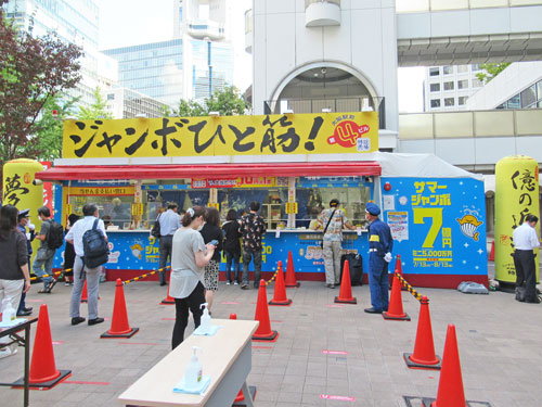 多くのお客さんで賑わっている大阪駅前第四ビル特設売場