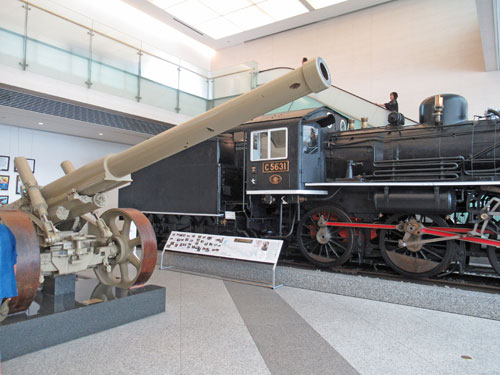 戦時中に使われた蒸気機関車と大砲