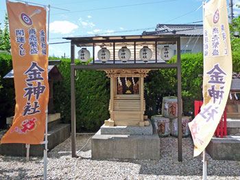 金神社の小さな拝殿